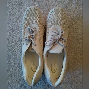 *NWOT* Women's STRETCH FORM Cream Lace-Up Oxfords
